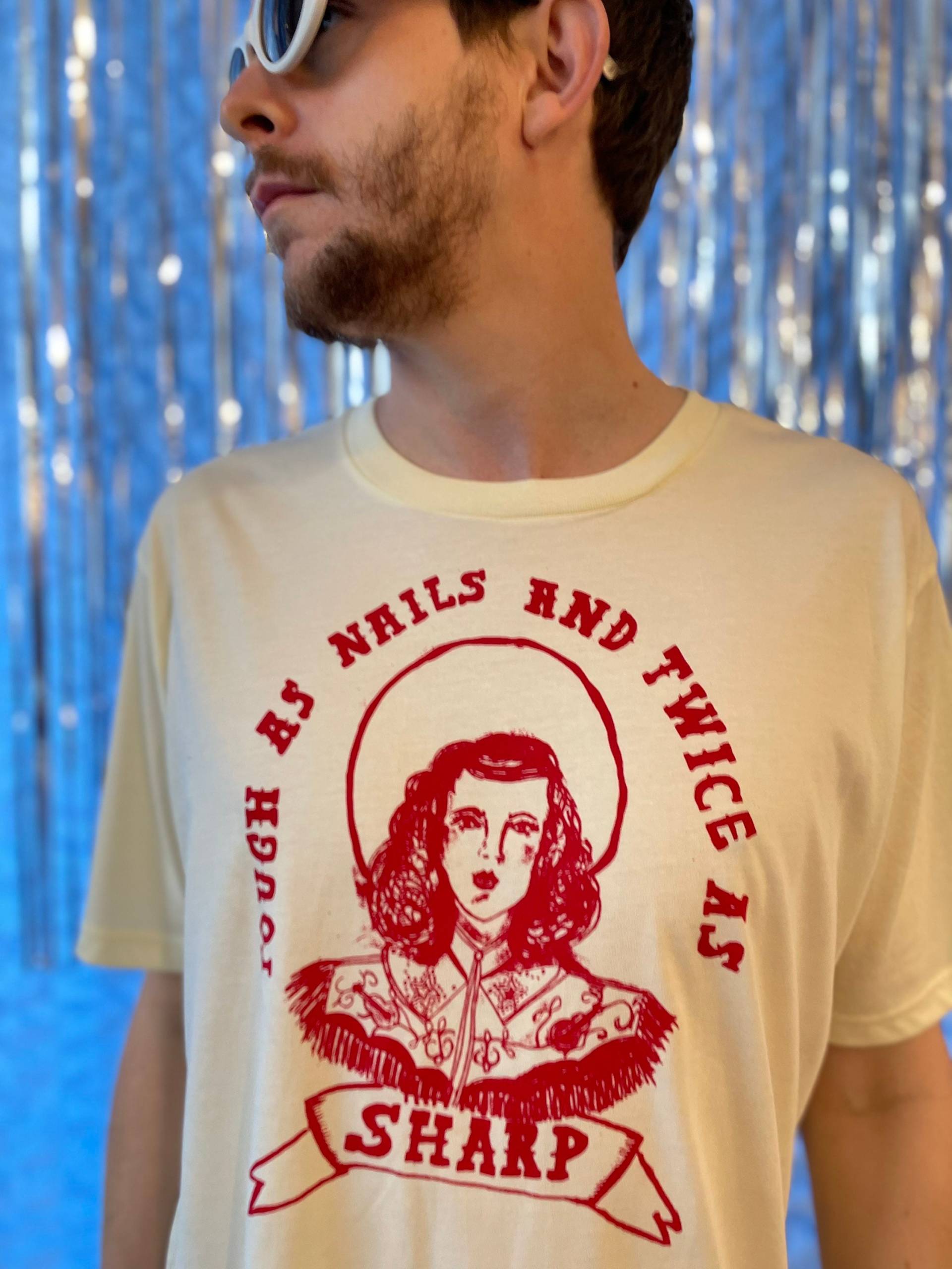 1970S Cowgirl Siebdruck Unisex T-Shirt, Robust Und Doppelt So Scharf 1970S Cowgirl Siebdruck Unisex T-Shirt, Robust Und Doppelt So Scharf von MorwennaFarrell
