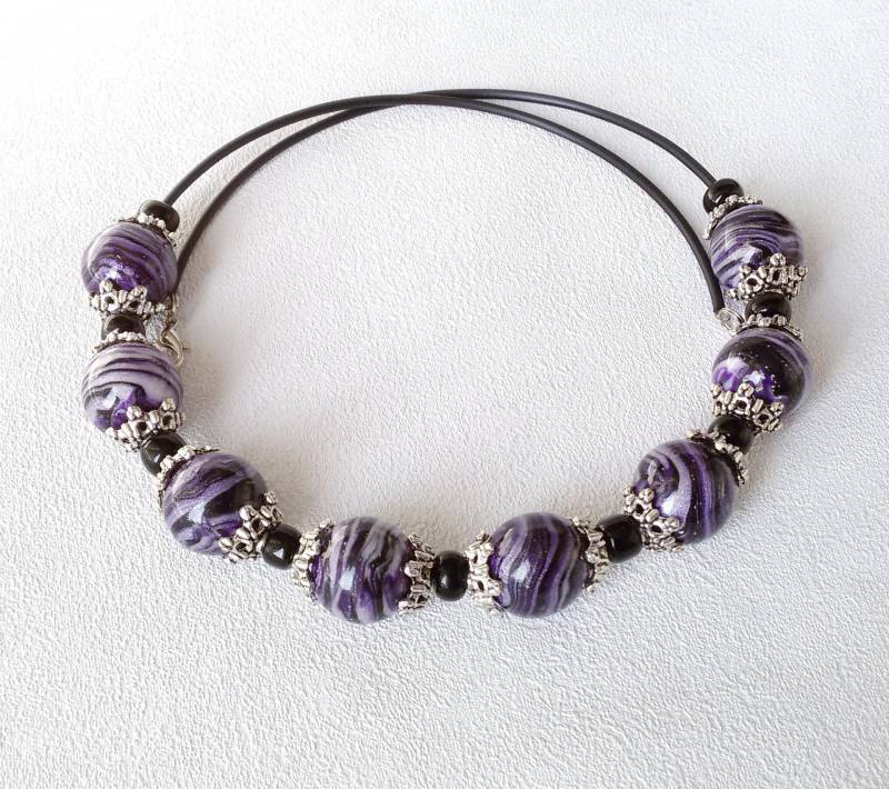 Dunkel Lila Kette Chunky Statement Große Perlen Schmuck Schwarz Weiß Polymer Clay Halsketten Für Frauen von MosaicArtJewelery