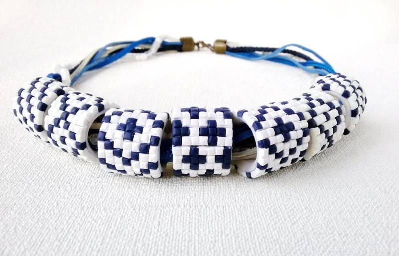 Großen Perlen Halskette Blau Weiß Schmuck Klobige Rohr Mosaik Nachahmung Zubehör Bib Handwerker von MosaicArtJewelery