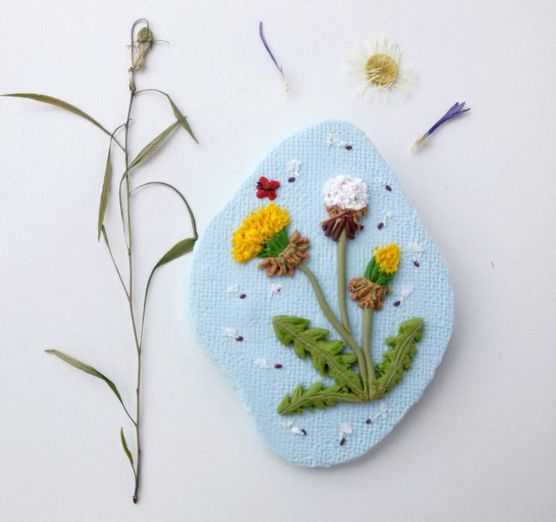 Großer Hellblauer Anhänger Gelbe Löwenzahn Blume Schmuck Wildblumen Halskette Polymer Clay Sommer Stimmung Blumen Brosche Mutter Geschenk Schwester von MosaicArtJewelery