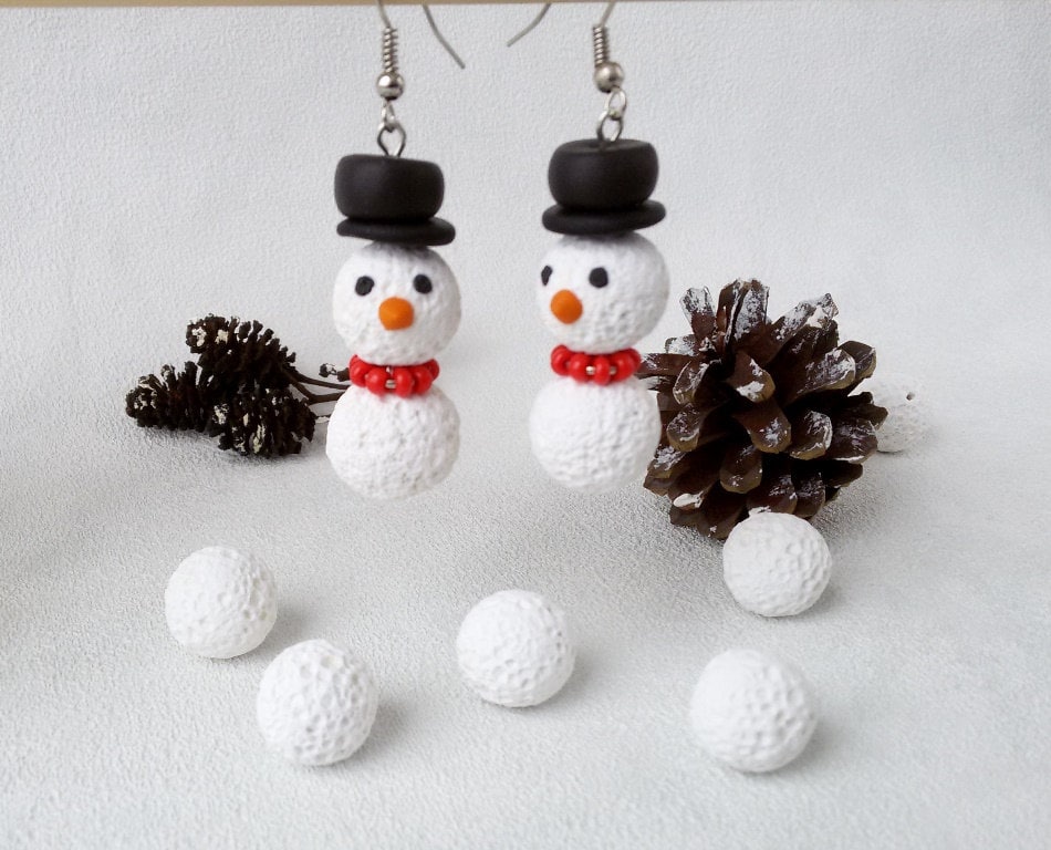 Lange Weiße Ohrringe Schneemann Weihnachten Schmuck Niedliche Geschenk Urlaub Neujahr Bester Freund Polymer Ton von MosaicArtJewelery