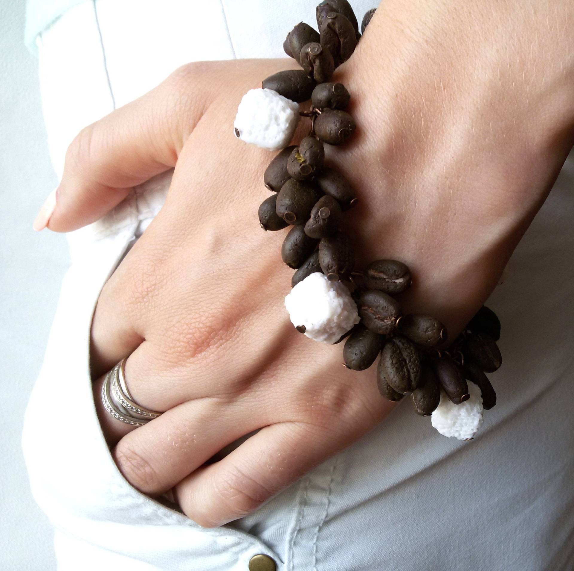 Perlen Armband Kaffee Liebhaber Braun Weiß Schmuck Polymer Clay Zucker Alltäglichen Barista Schwester Geschenk Für Sie von MosaicArtJewelery