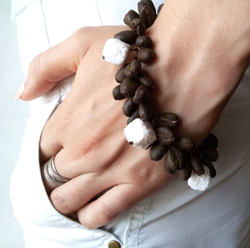 Perlen Armband Kaffee Liebhaber Braun Weiß Schmuck Polymer Clay Zucker Alltäglichen Barista Schwester Geschenk Für Sie von MosaicArtJewelery