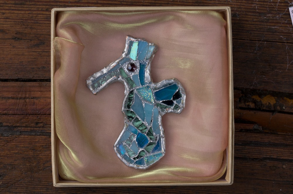 Seepferdchen Mosaik Schrulligen Brosche - Turquioise Glas, Spiegel, Granat Cabochon Auge Seepferdchen Mosaik Schrulligen Brosche - Turquioise Glas, Spiegel, Granat Cabochon Auge von Mosaicartmemories