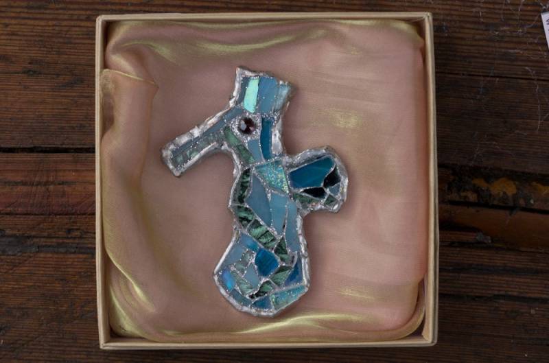 Seepferdchen Mosaik Schrulligen Brosche - Turquioise Glas, Spiegel, Granat Cabochon Auge Seepferdchen Mosaik Schrulligen Brosche - Turquioise Glas, Spiegel, Granat Cabochon Auge von Mosaicartmemories