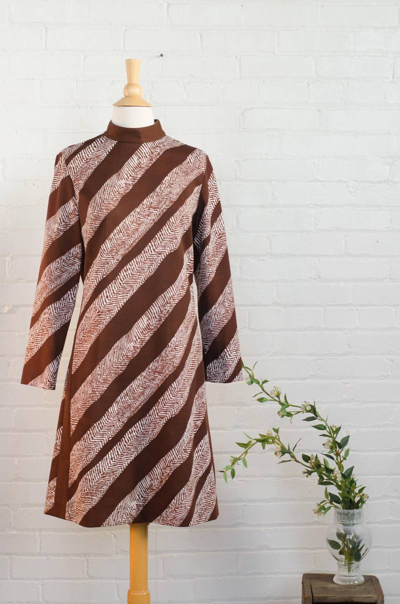 Mod Etuikleid - Stehkragen Braunes Diagonales Streifenmuster Lange Ärmel Seiteneinsatz Größe S M von MoshCloth