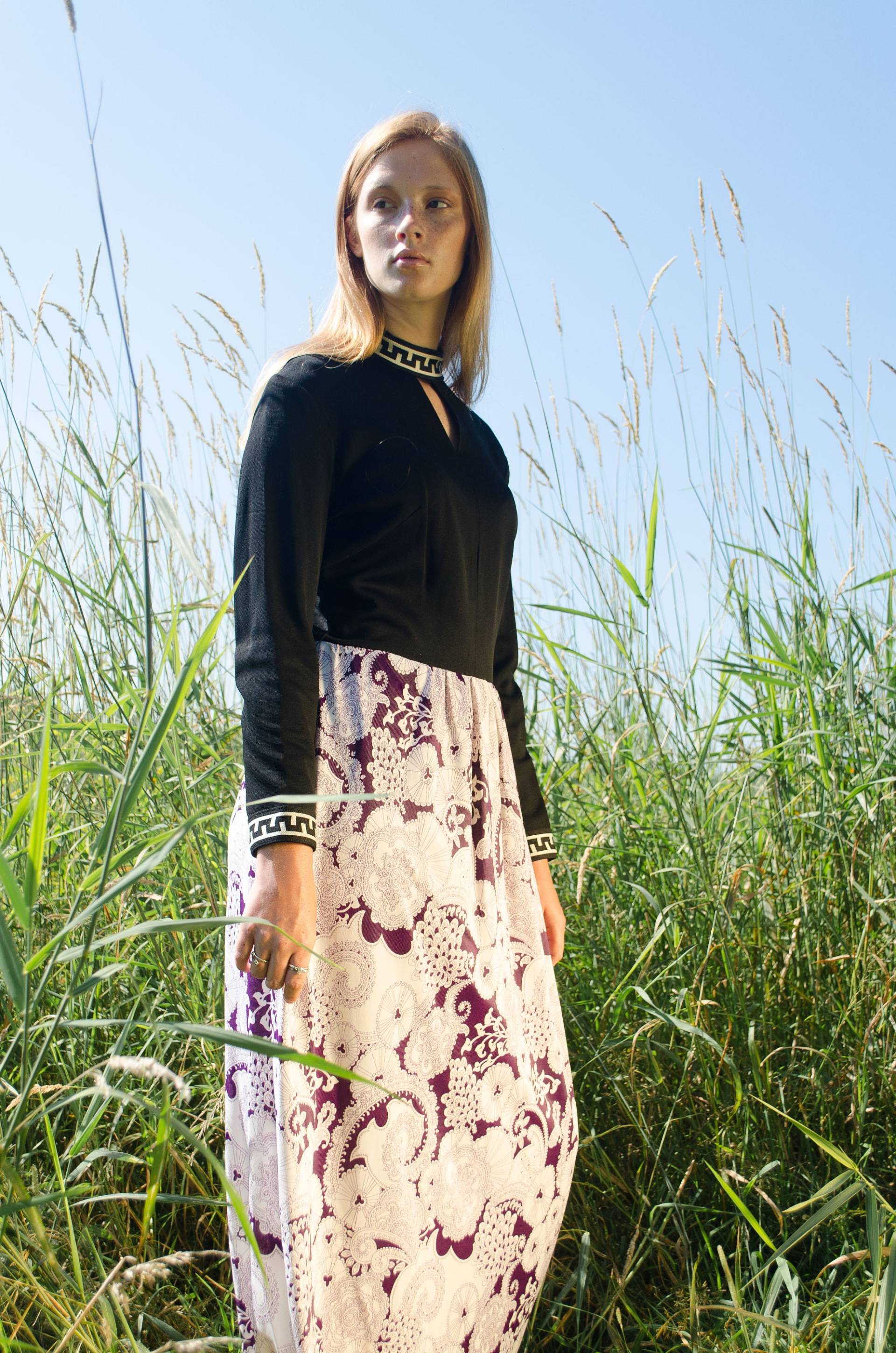Mod Maxi Kleid - Atemberaubende Schwarze Spitze Mit Stilisierter Blumenmuster Rock Purpl & Weiß Stehkragen, Lange Ärmel Größe Medium Mod Maxi Kleid - Atemberaubende Schwarze Spitze Mit Stilisierter Blumenmuster Rock Purpl & Weiß Stehkragen, Lange Ärmel Größe Medium von MoshCloth