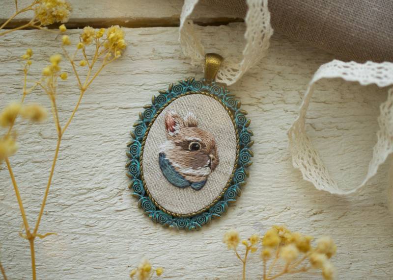 Handgestickte Kaninchen-Kette Kaninchen-Anhänger, Tragbare Kunst Handgestickte Kaninchen-Kette Kaninchen-Anhänger, Tragbare Kunst von MossAndFeatherShop