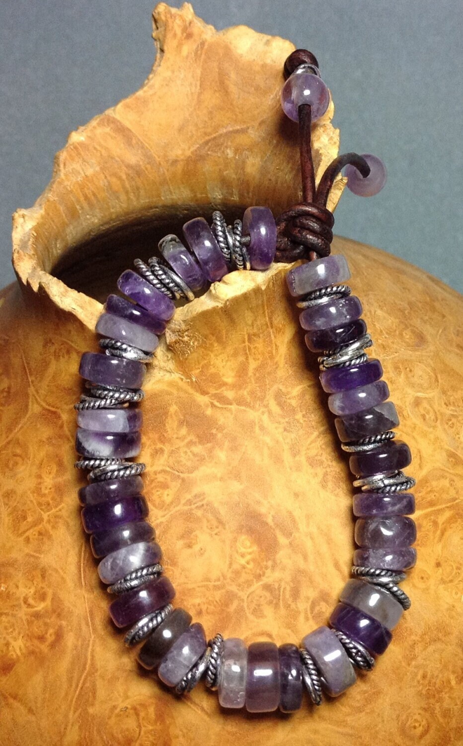 Amethyst Lederarmband, Februar Birthstone Armband, Stapelbares Boho Perlenarmband, Verstellbares Schiebeknoten von MossberryandStone