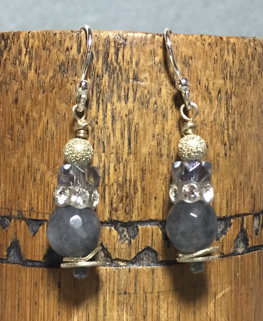 Graue Jade Ohrringe, Swarovski Kristall Silber Baumeln Tropfen Zierliche Geschenk Für Sie von MossberryandStone