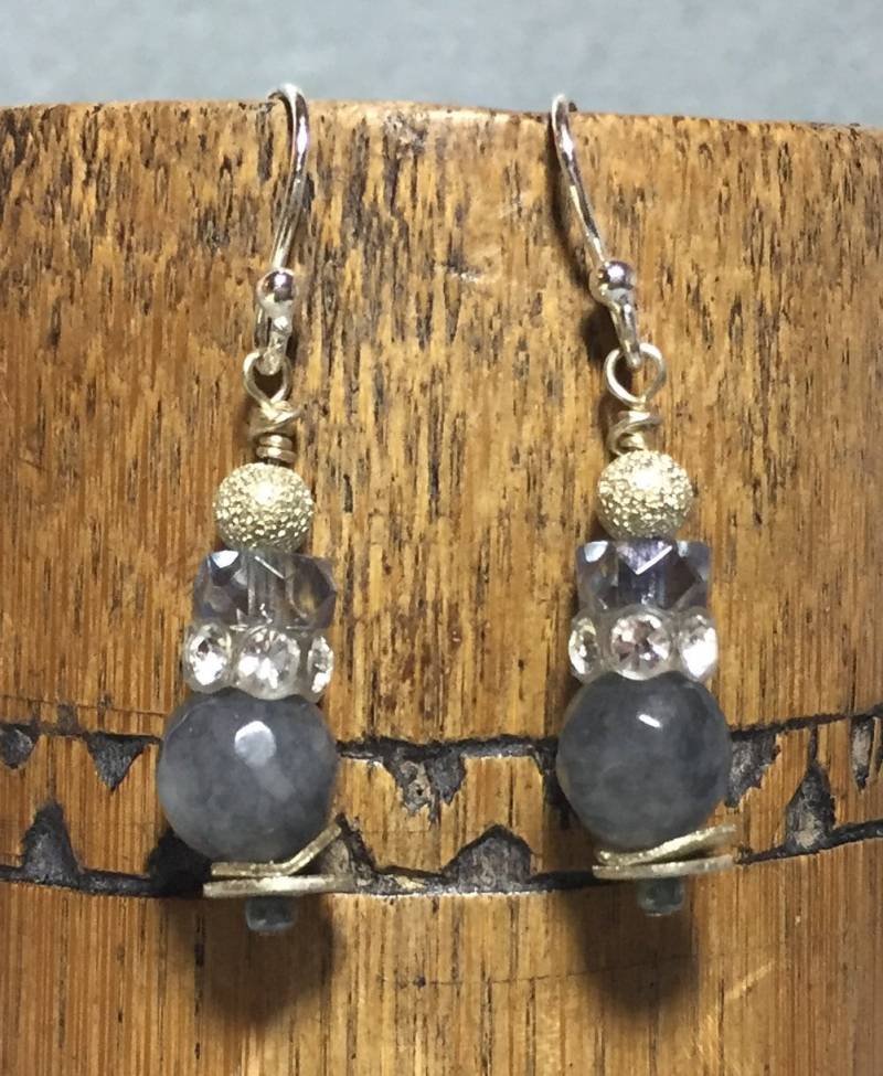 Graue Jade Ohrringe, Swarovski Kristall Silber Baumeln Tropfen Zierliche Geschenk Für Sie von MossberryandStone