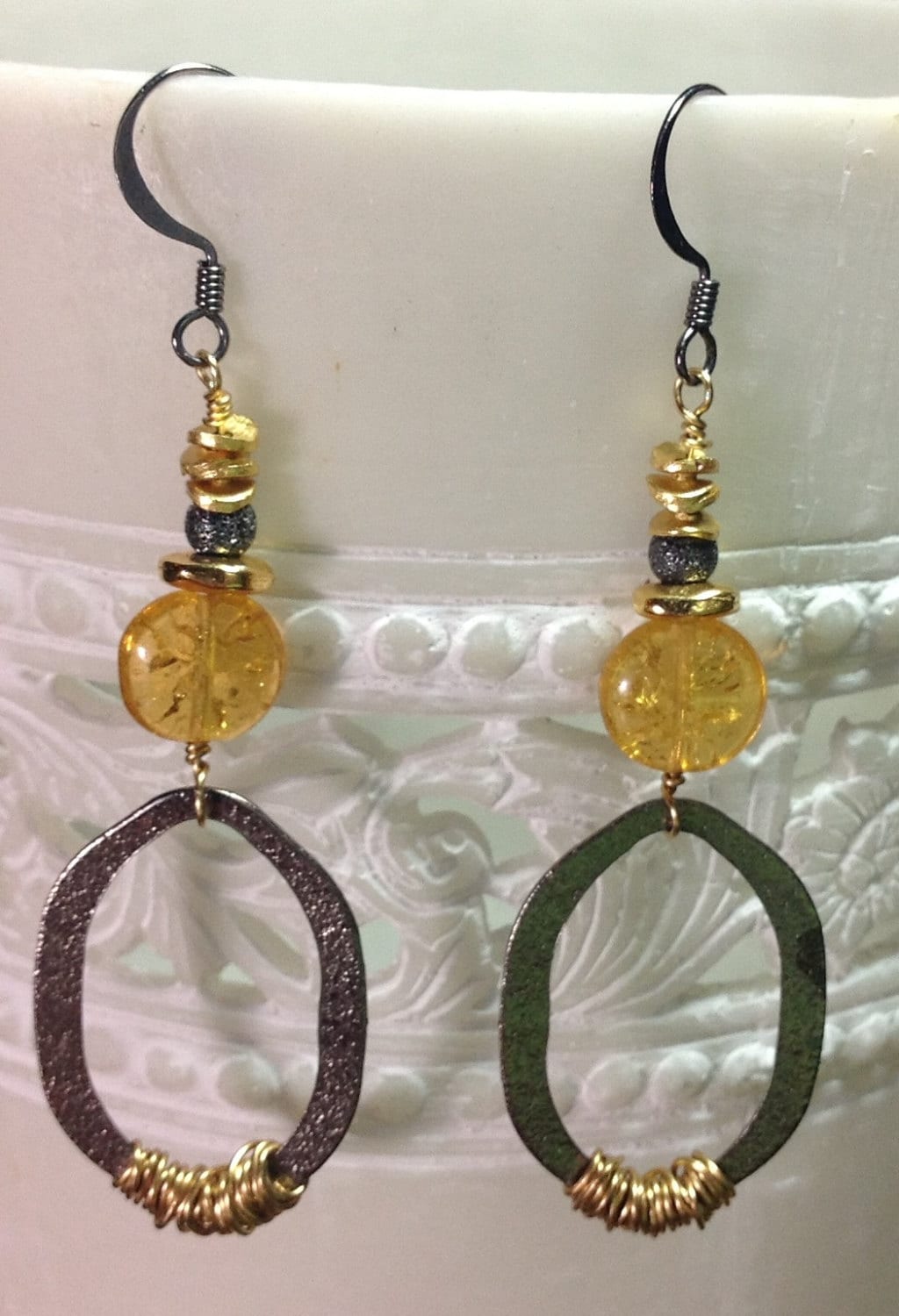 Lange Baumeln Ohrringe, Draht Gewickelt Oxidierte Silber Gold Gelbe Boho Ohrringe von MossberryandStone