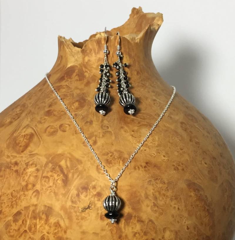 Onyx Und Silber Ohrringe, Schwarz Perlen Kette, Schwarzer Baumeln Ohrringe von MossberryandStone