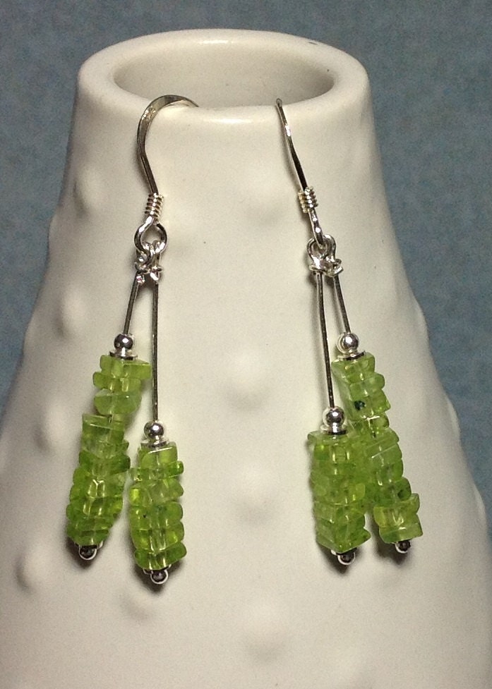 Sterling Silber Peridot Ohrringe, Baumeln Edelstein Und Stacked Stone Ohrring von MossberryandStone