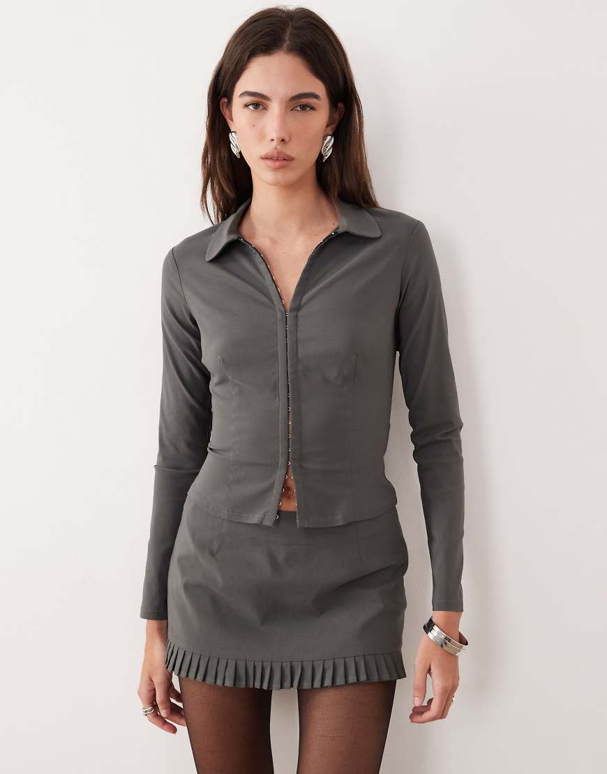 Motel - Alika - Elegante Hemdbluse in Schiefergrau mit Knopfleiste, Kombiteil von Motel