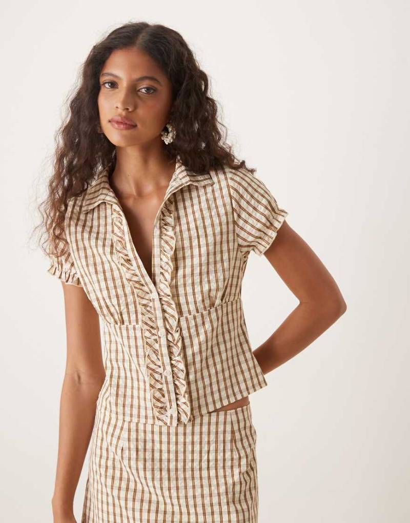 Motel - Arla - Karierte Bluse in Braun mit V-Ausschnitt von Motel