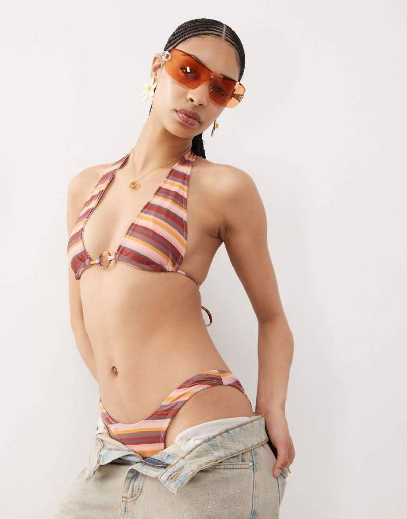 Motel - Cerry - Bikinioberteil in Rosa gestreift mit Perlendetail von Motel