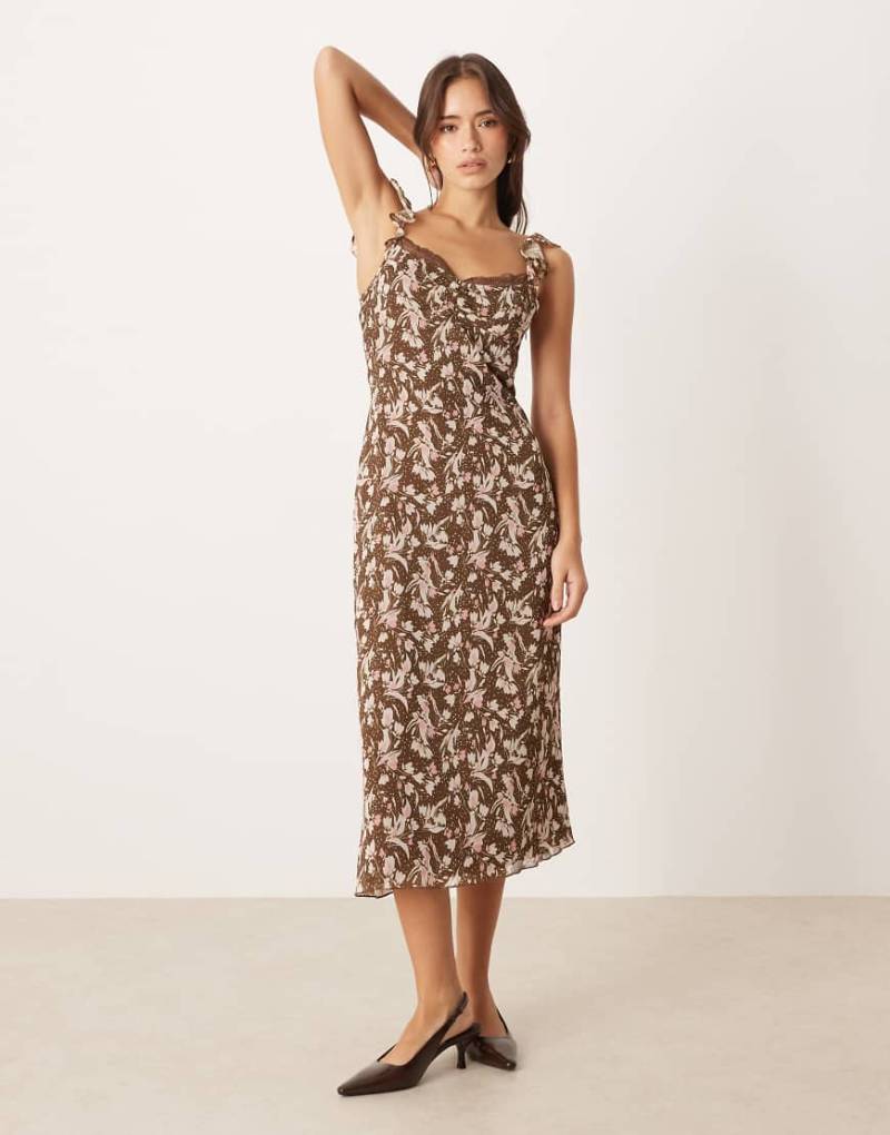 Motel - Daita - Midikleid in Braun geblümt mit Spitzenbesatz und Rüschen an den Ärmeln-Brown von Motel