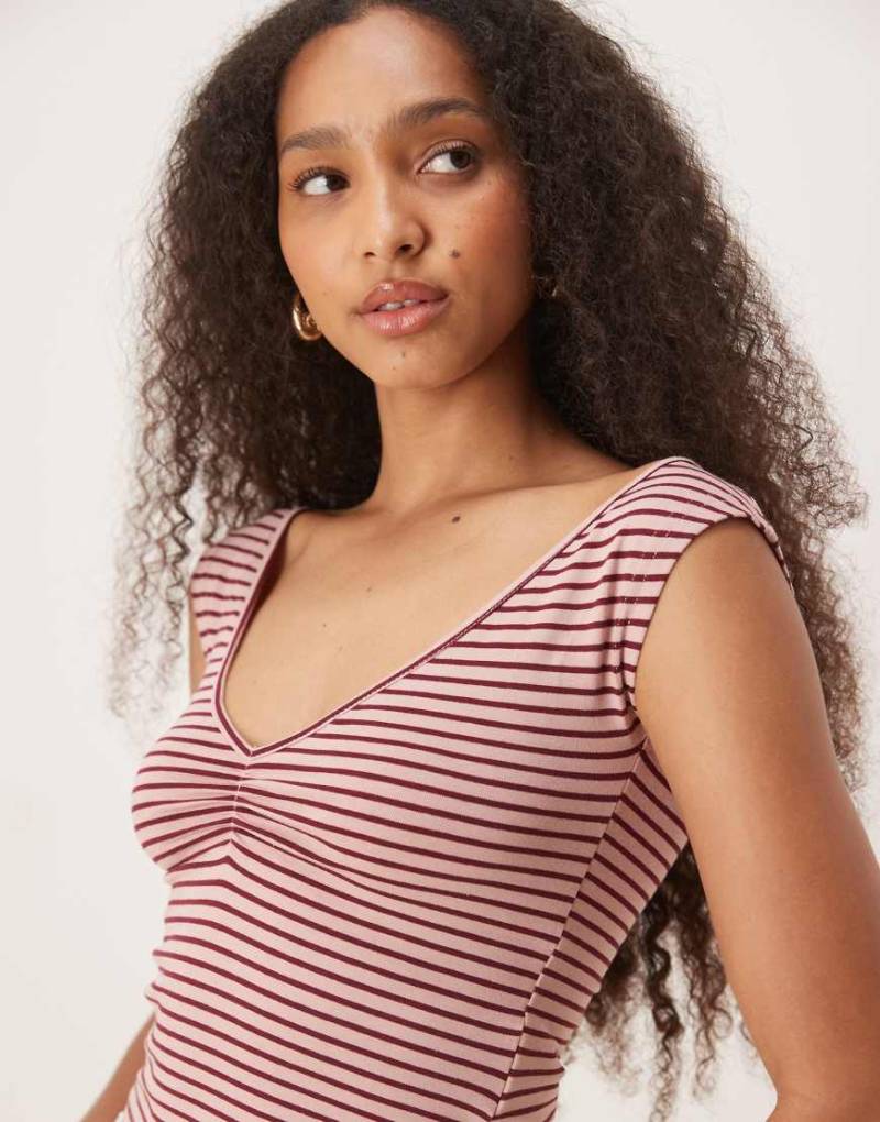 Motel - Danisha - Gestreiftes Oberteil in Rosa mit V-Ausschnitt von Motel