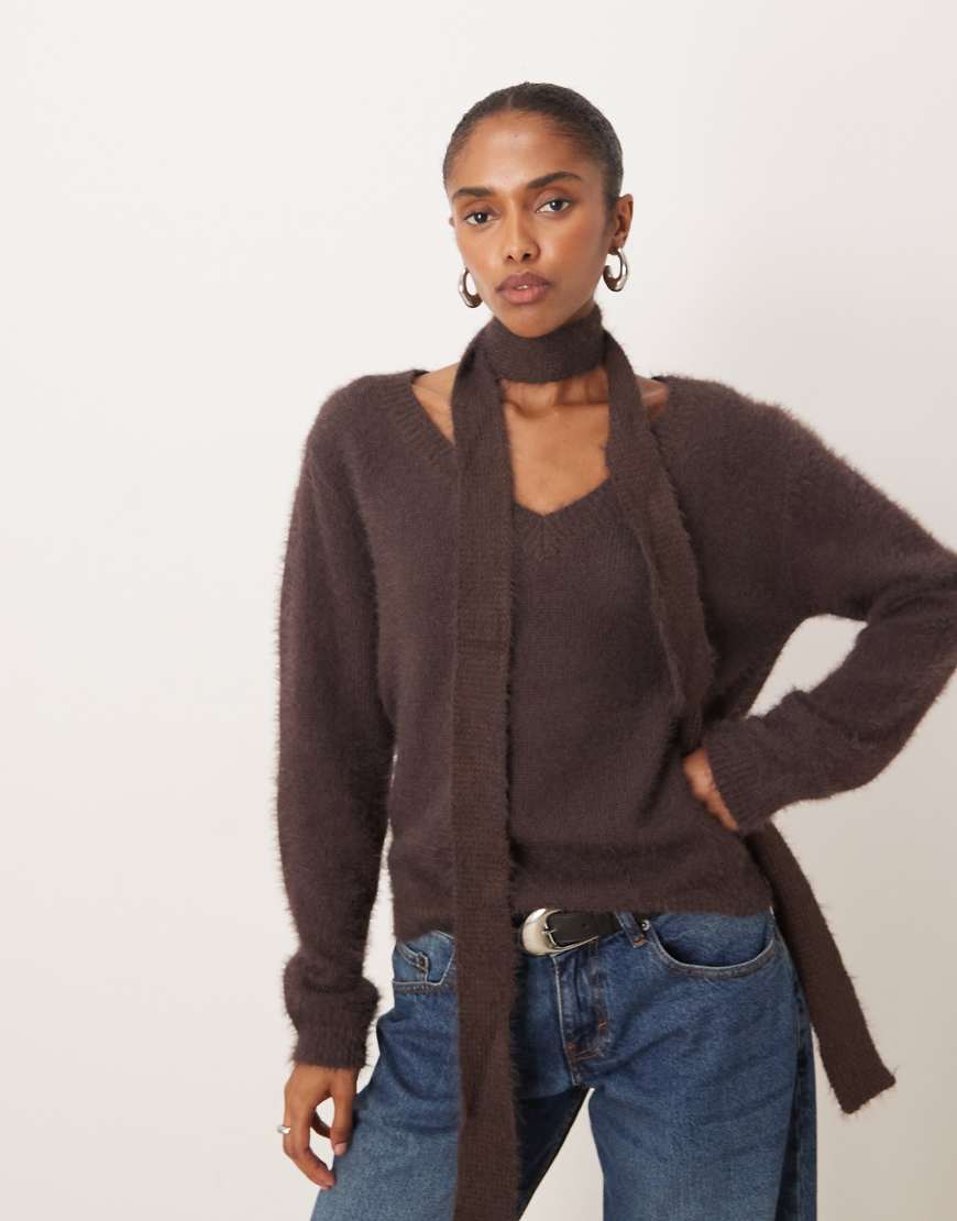 Motel - Dikara - Flauschiger Pullover in Braun mit V-Ausschnitt und passendem Schal-Brown Motel - Dikara - Flauschiger Pullover in Braun mit V-Ausschnitt und passendem Schal-Brown von Motel