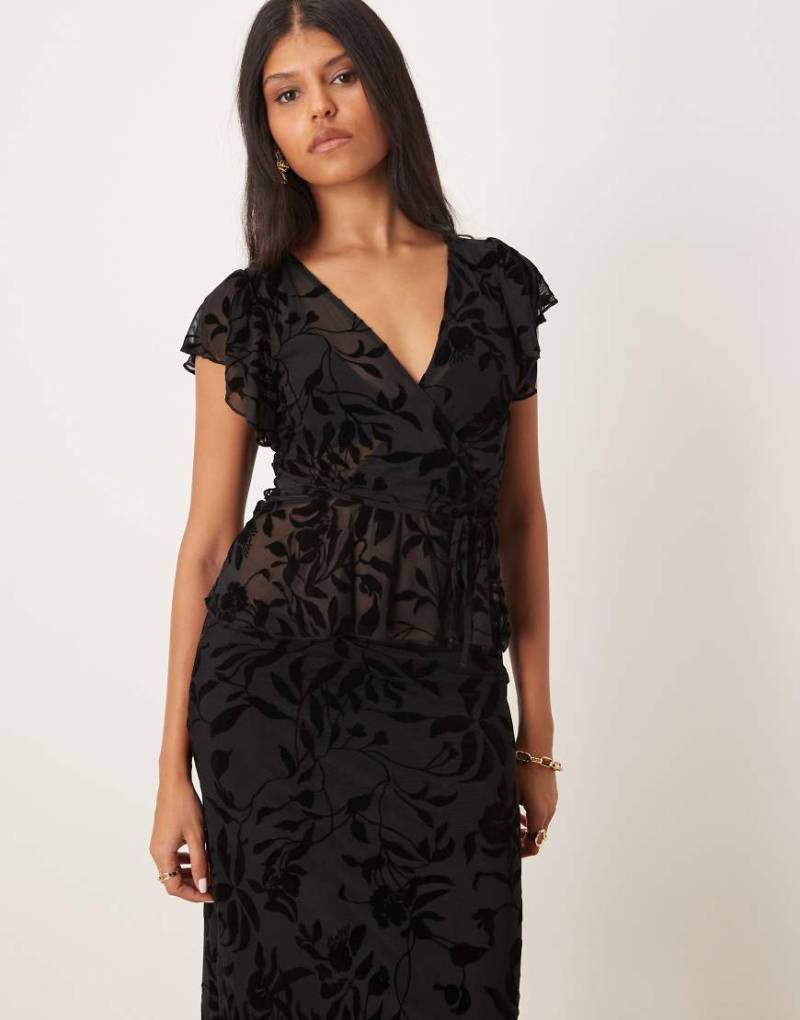 Motel - Guilia - Oberteil in Schwarz mit beflocktem Blumenmuster, Rüschen und V-Ausschnitt, Kombiteil von Motel