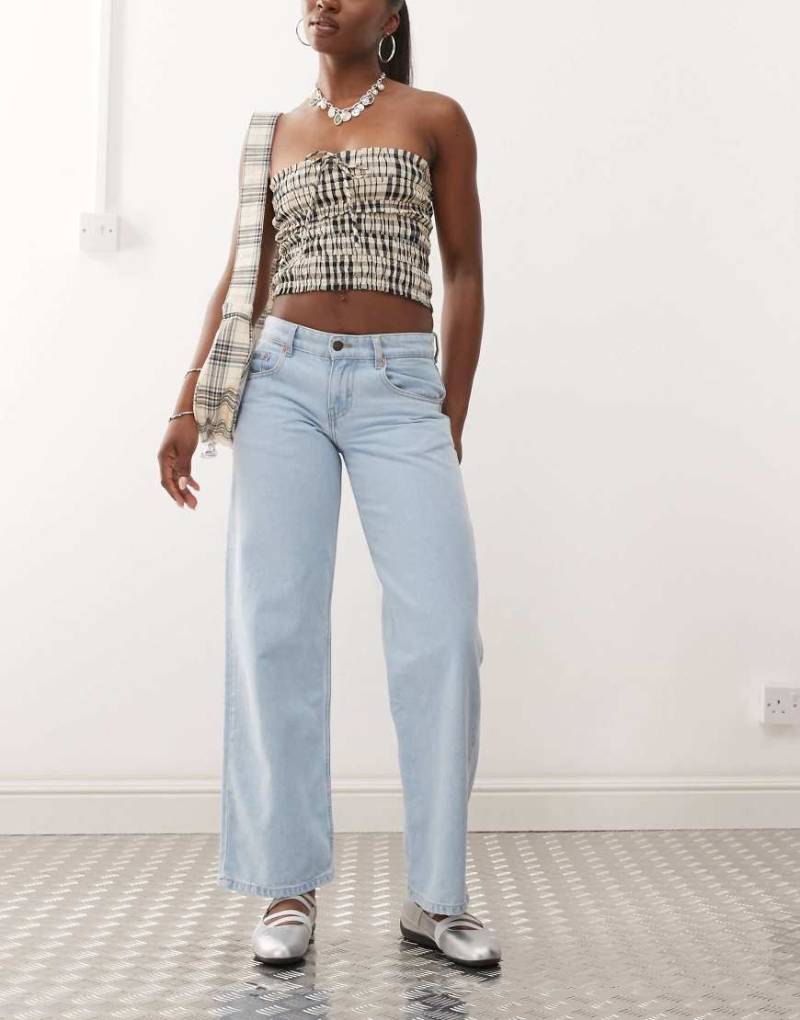 Motel - Jeans in hellblauer Waschung mit niedrigem Bund und geradem Schnitt von Motel