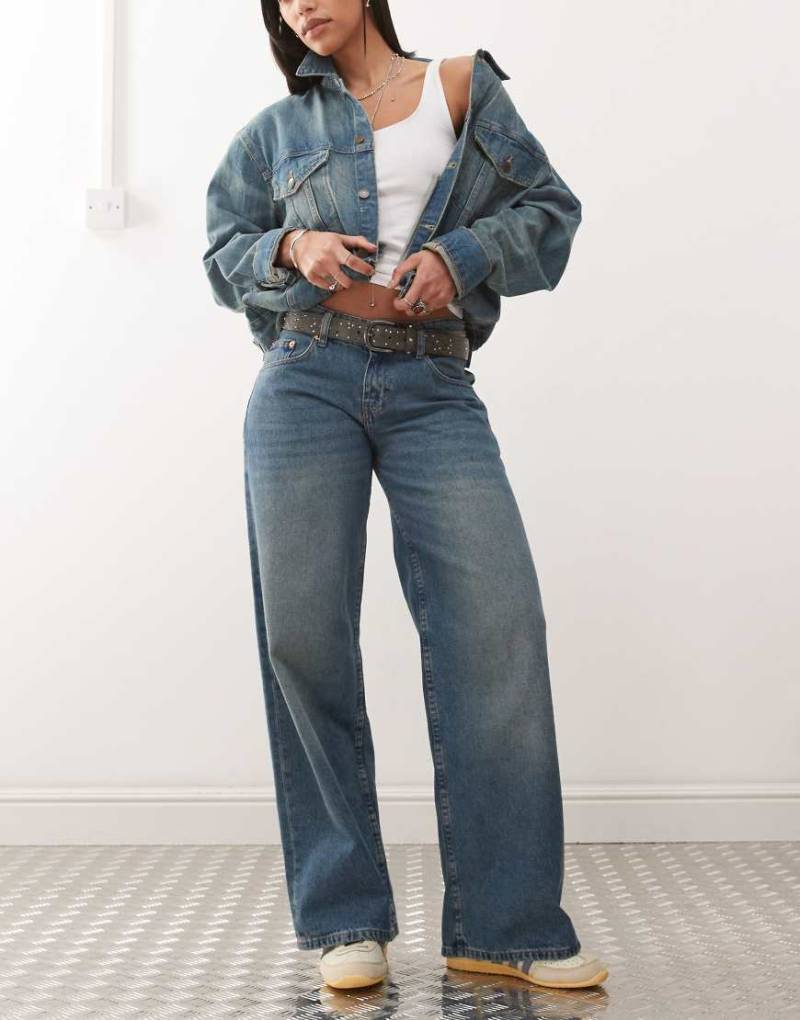 Motel - Jeans in hellem Blau mit sehr weitem, geräumigem Schnitt und niedrigem Bund von Motel