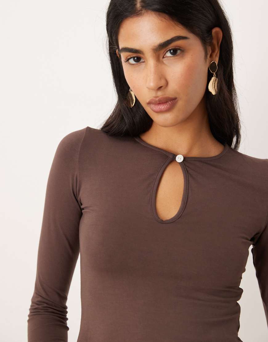 Motel - Jenji - Langärmliges Oberteil in Pfefferkorn-Braun mit Perlendetail-Brown von Motel