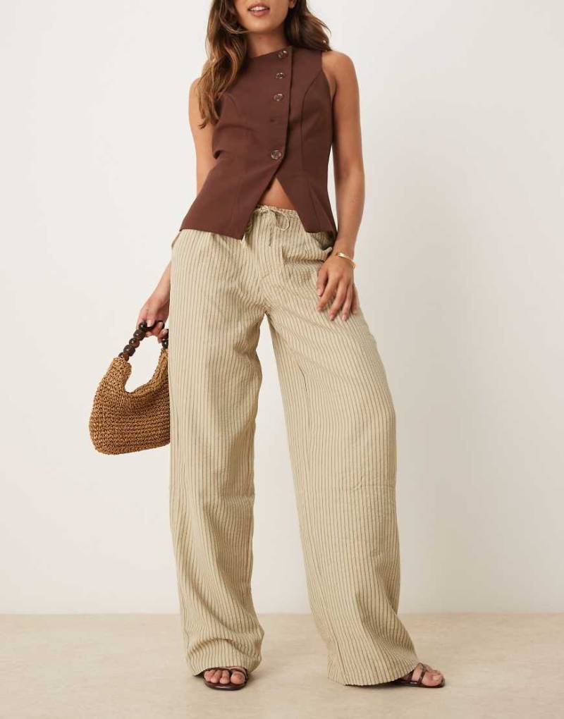 Motel - Juria - Locker geschnittene Hose aus Leinenmix in Khaki mit weitem Bein und Streifen in neutralem Farbton-Grün von Motel