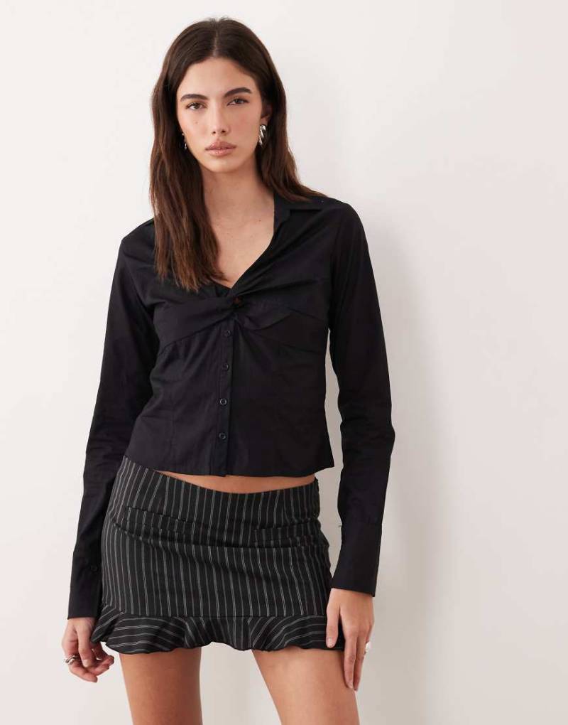 Motel - Karis - Hemdbluse in Schwarz mit Knopfleiste von Motel