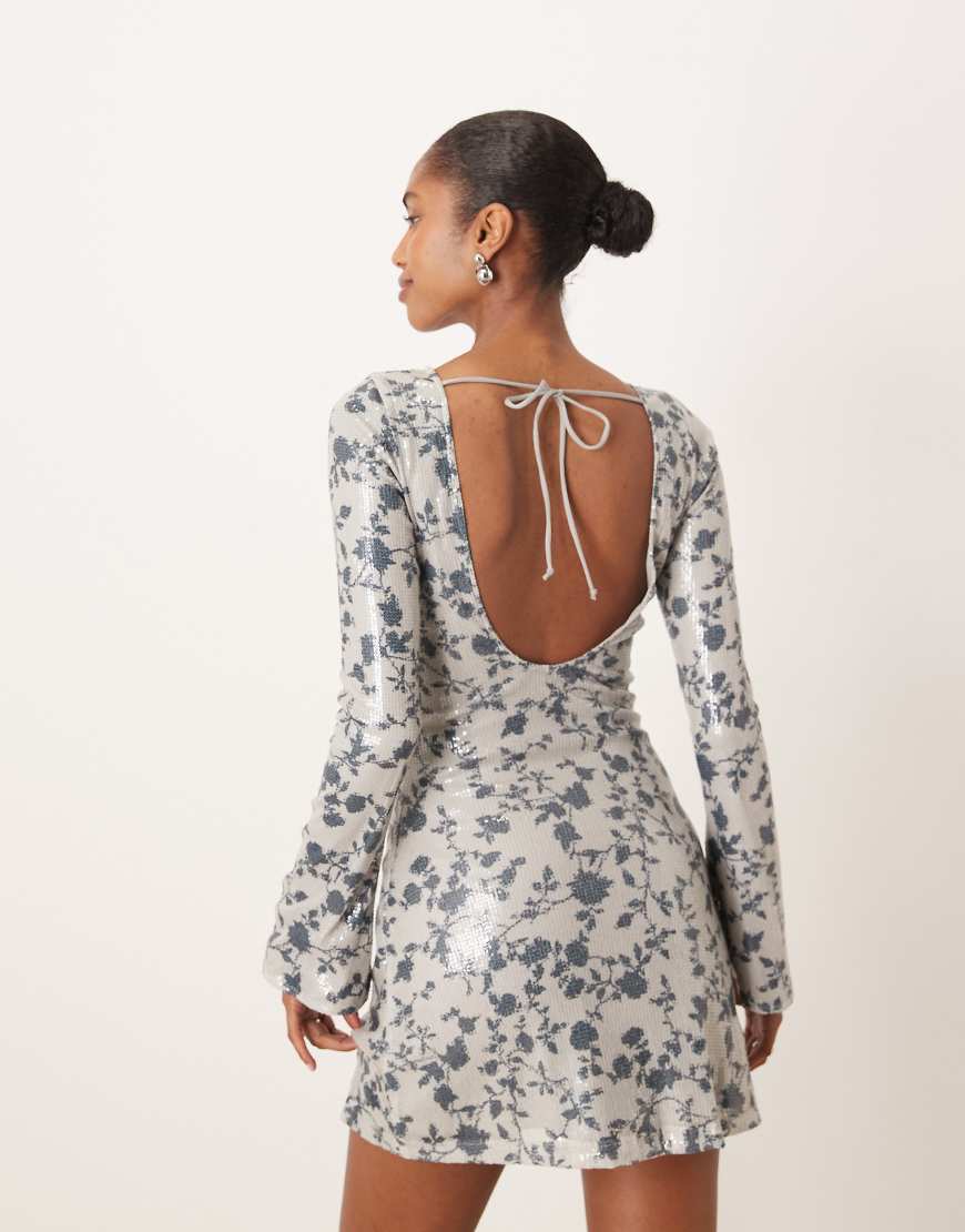 Motel - Kimberley - Langärmliges Minikleid in Grau geblümt mit Pailletten von Motel