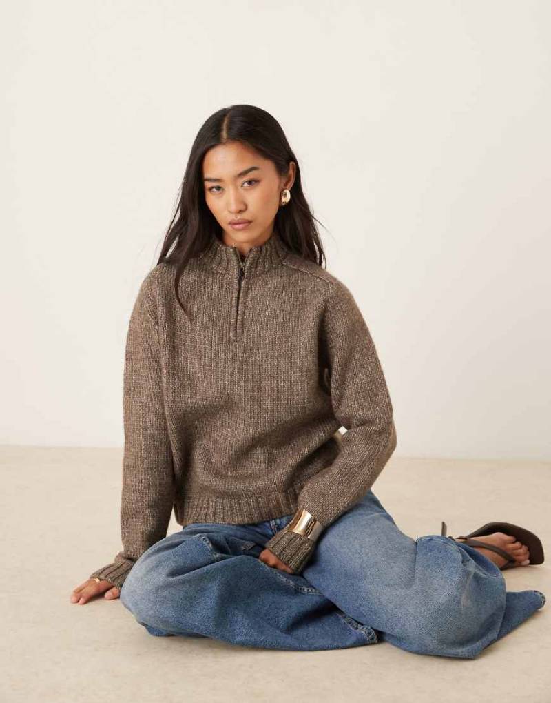 Motel - Lamara - Pullover in dunkelbraun meliert mit kurzem Reißverschluss-Brown von Motel