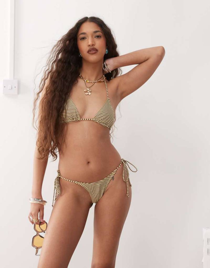 Motel - Lentra - Seitlich gebundene Bikinihose in Braun von Motel