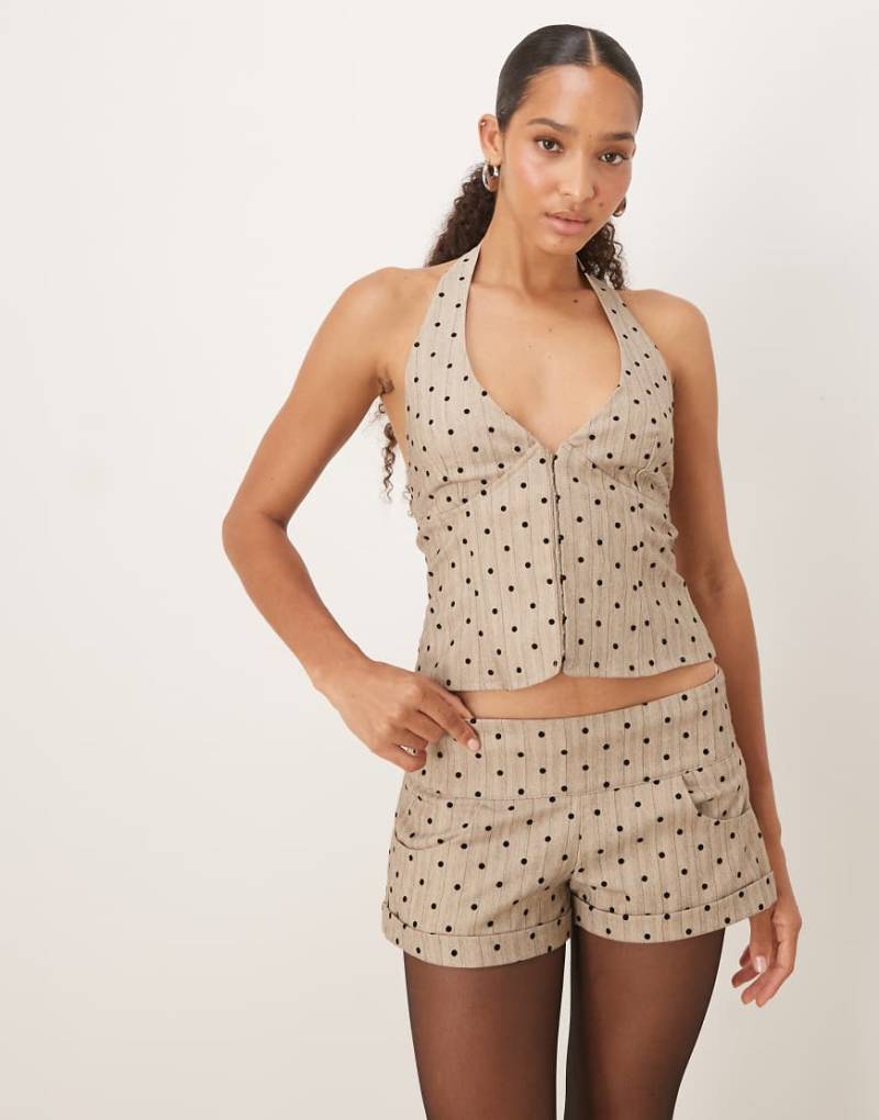 Motel - Lumin - Shorts in Beige mit kleinen Polka Dots-Neutral von Motel