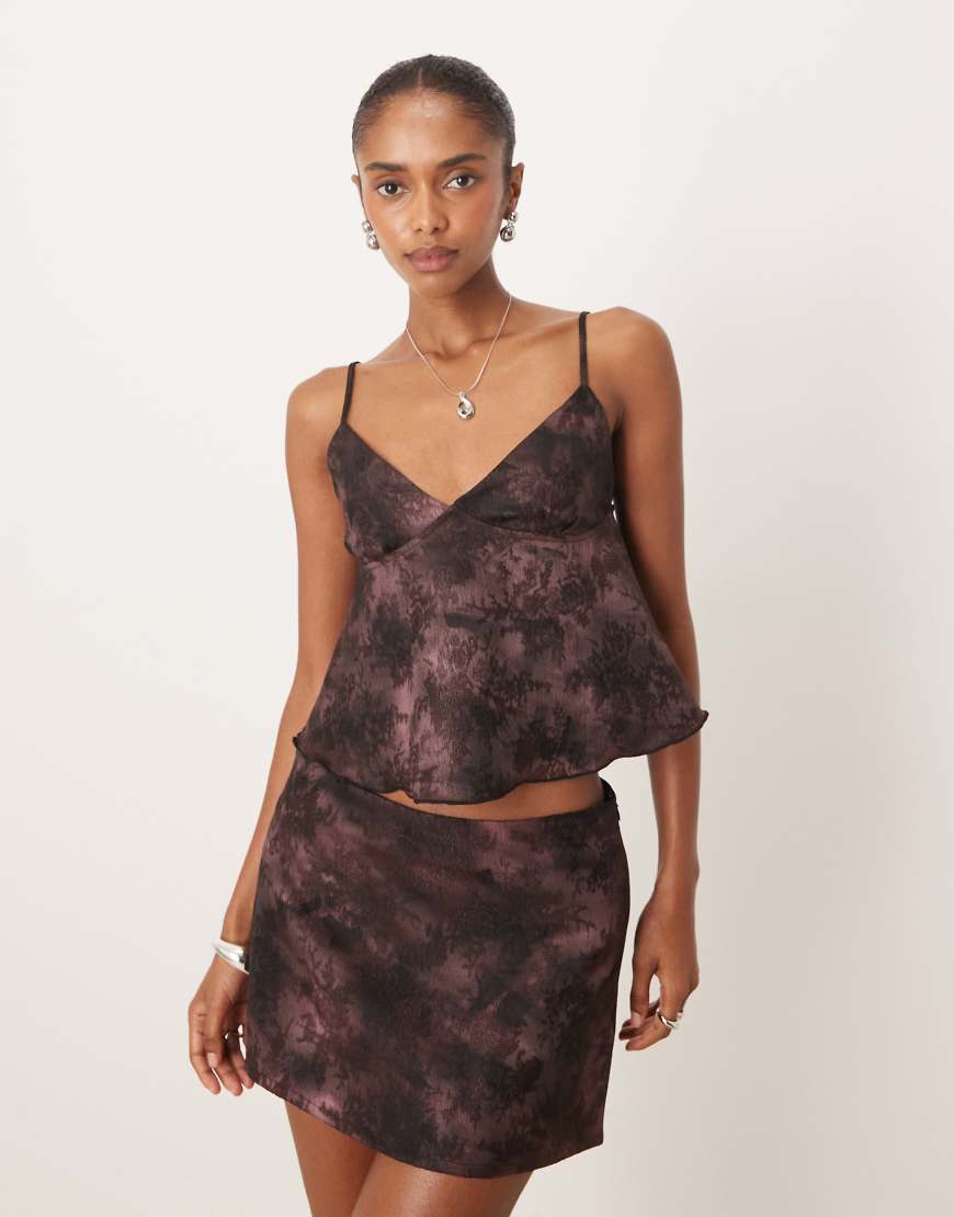 Motel - Marina - Fließendes Oberteil in Lila mit Jacquard-Blumenmuster und V-Ausschnitt, Kombiteil von Motel