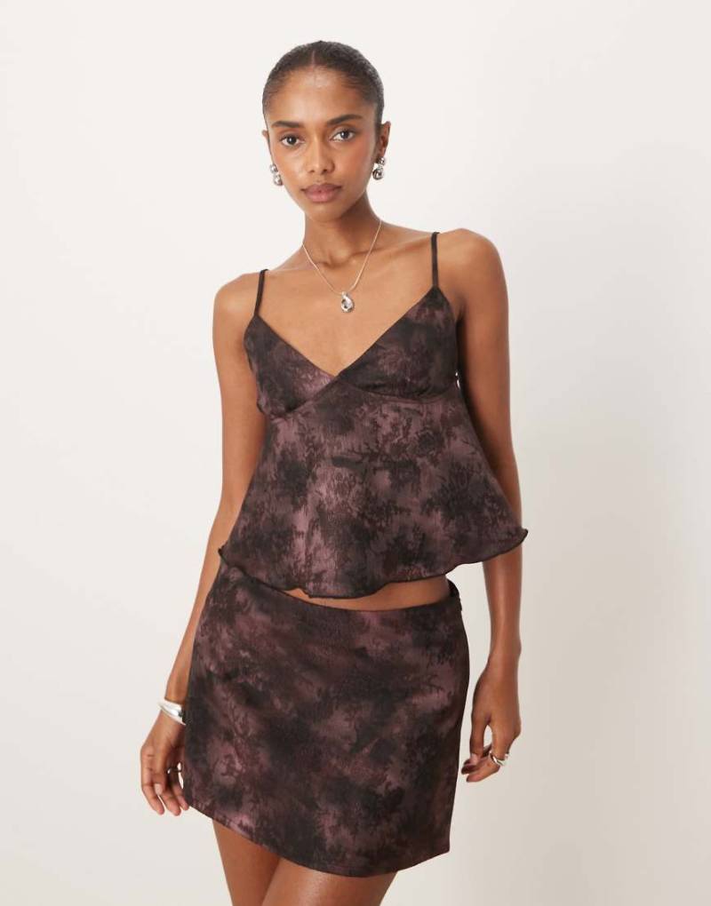 Motel - Marina - Fließendes Oberteil in Lila mit Jacquard-Blumenmuster und V-Ausschnitt, Kombiteil von Motel