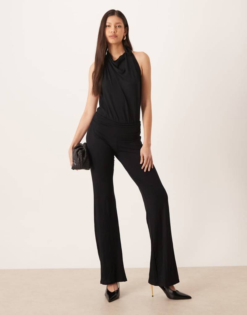 Motel - Mayla - Jumpsuit in Schwarz mit Rückenausschnitt von Motel