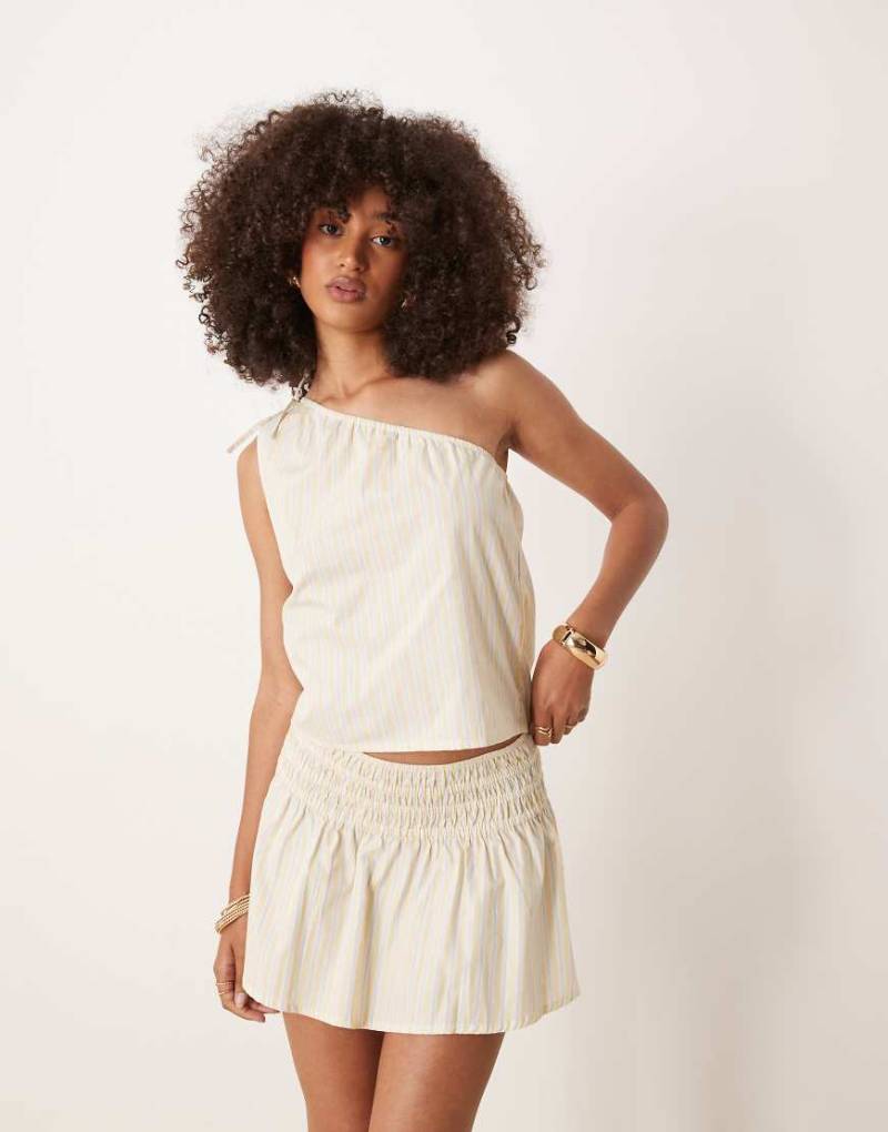 Motel - Miringa - Oberteil mit Bonbonstreifen in Zitronengelb und One-Shoulder-Träger, Kombiteil von Motel