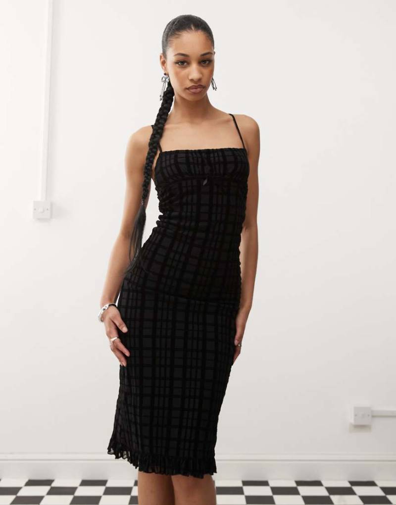 Motel - Nateda - Camisole-Midikleid in Schwarz mit geflocktem Karomuster Motel - Nateda - Camisole-Midikleid in Schwarz mit geflocktem Karomuster von Motel