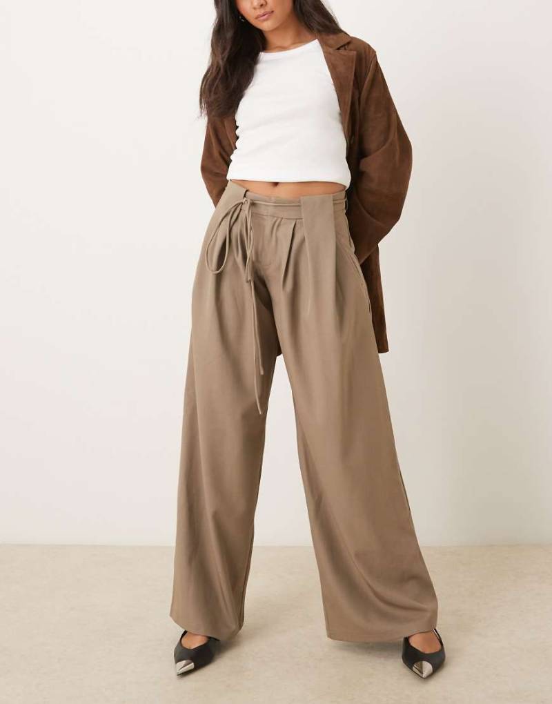 Motel - Rivela - Elegante Hose in Beige mit weitem Bein und Bindedetail-Neutral Motel - Rivela - Elegante Hose in Beige mit weitem Bein und Bindedetail-Neutral von Motel