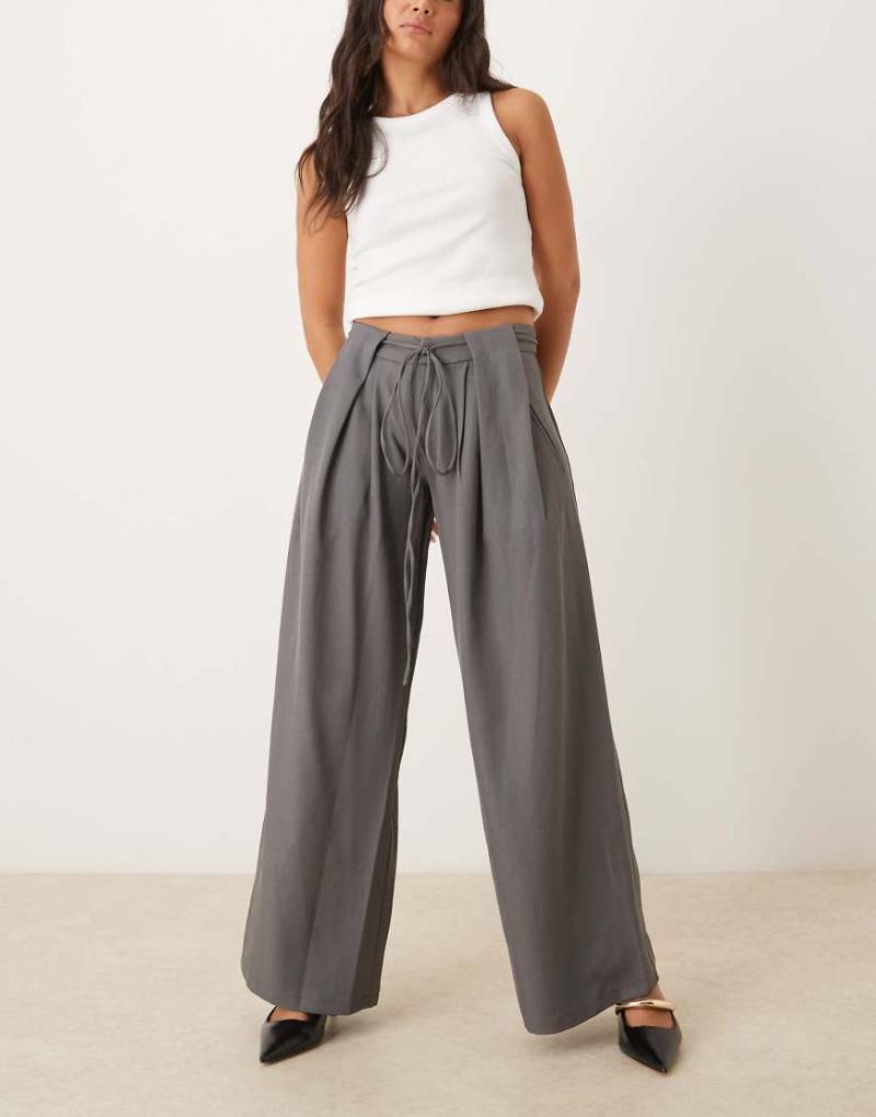 Motel - Rivela - Elegante Hose in Grau mit weitem Bein und Bindegürtel von Motel