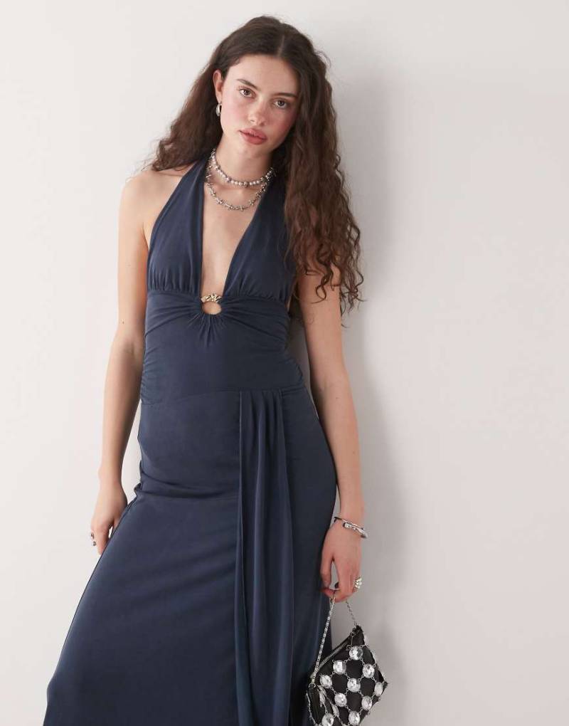 Motel - Ryoko - Figurbetontes, wadenlanges Kleid in stürmischem Meeresblau mit Wickeldetail und Neckholder-Marineblau von Motel