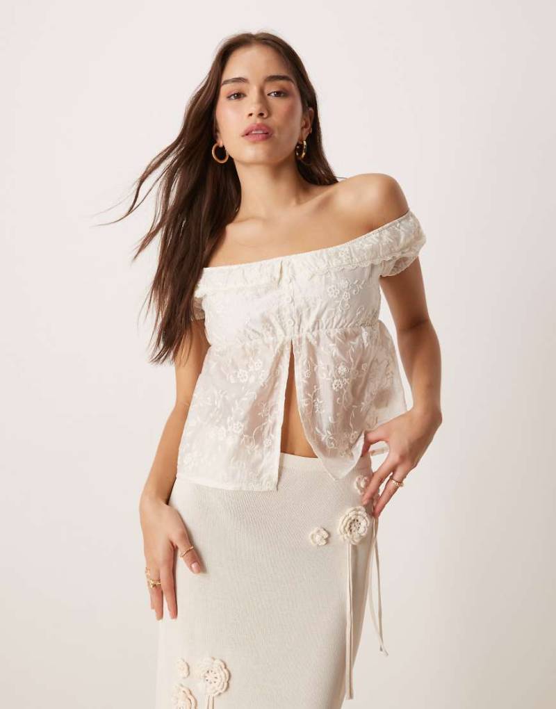 Motel - Shogo - Oberteil in Elfenbeinweiß mit beflocktem Blumenprint von Motel