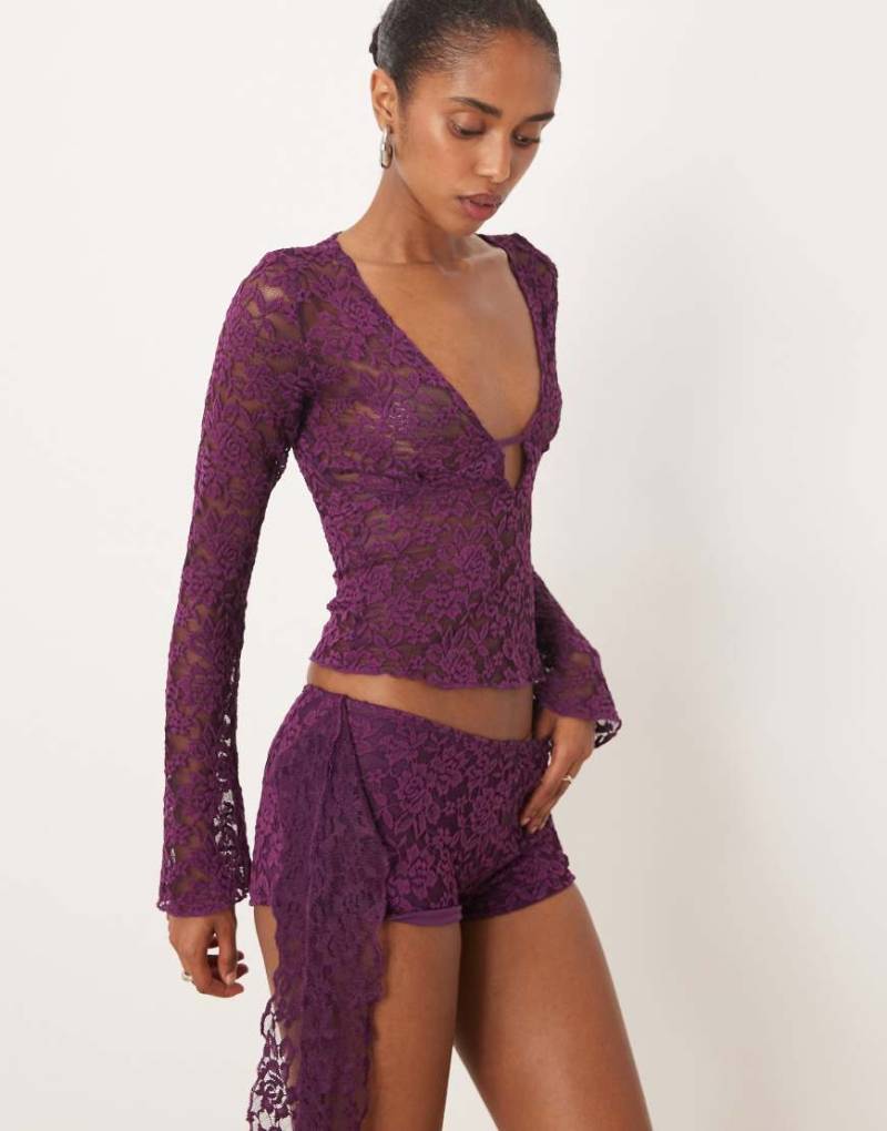 Motel - Shoumi - Shorts aus Spitze in Lila mit niedrigem Bund und Rüschen, Kombiteil Motel - Shoumi - Shorts aus Spitze in Lila mit niedrigem Bund und Rüschen, Kombiteil von Motel