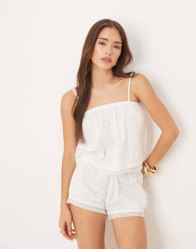 Motel - Strapa - Cropped-Camisole-Top in Elfenbein mit Lockstickerei-Weiß von Motel