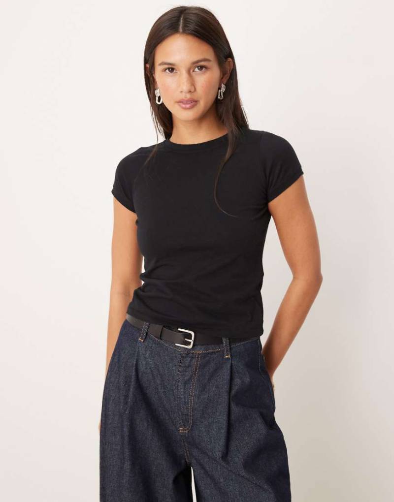 Motel - Sutin - Kurzärmliges T-Shirt in Schwarz von Motel