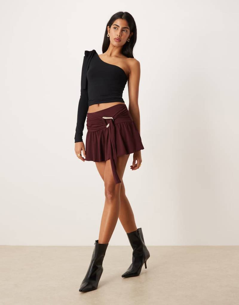 Motel - Yeri - Minirock in Pflaumenlila mit niedrigem Bund und Schnallendetail-Rot von Motel