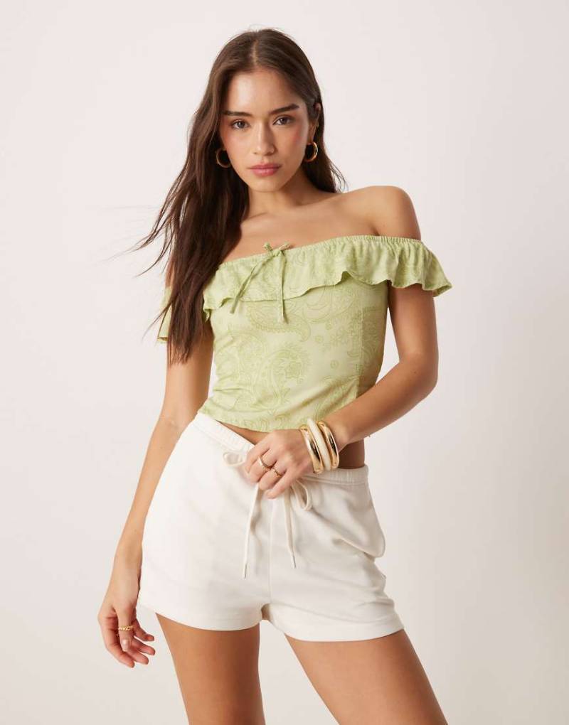 Motel - Yokai - Oberteil in Limettengrün mit Retro-Paisleymuster und Carmen-Ausschnitt von Motel