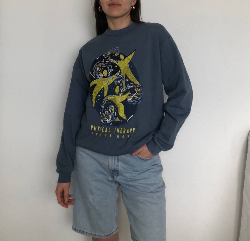 Vintage Lee Sweatshirt "Physical Therapie Of The Movies' Grafik von MothLabVintage