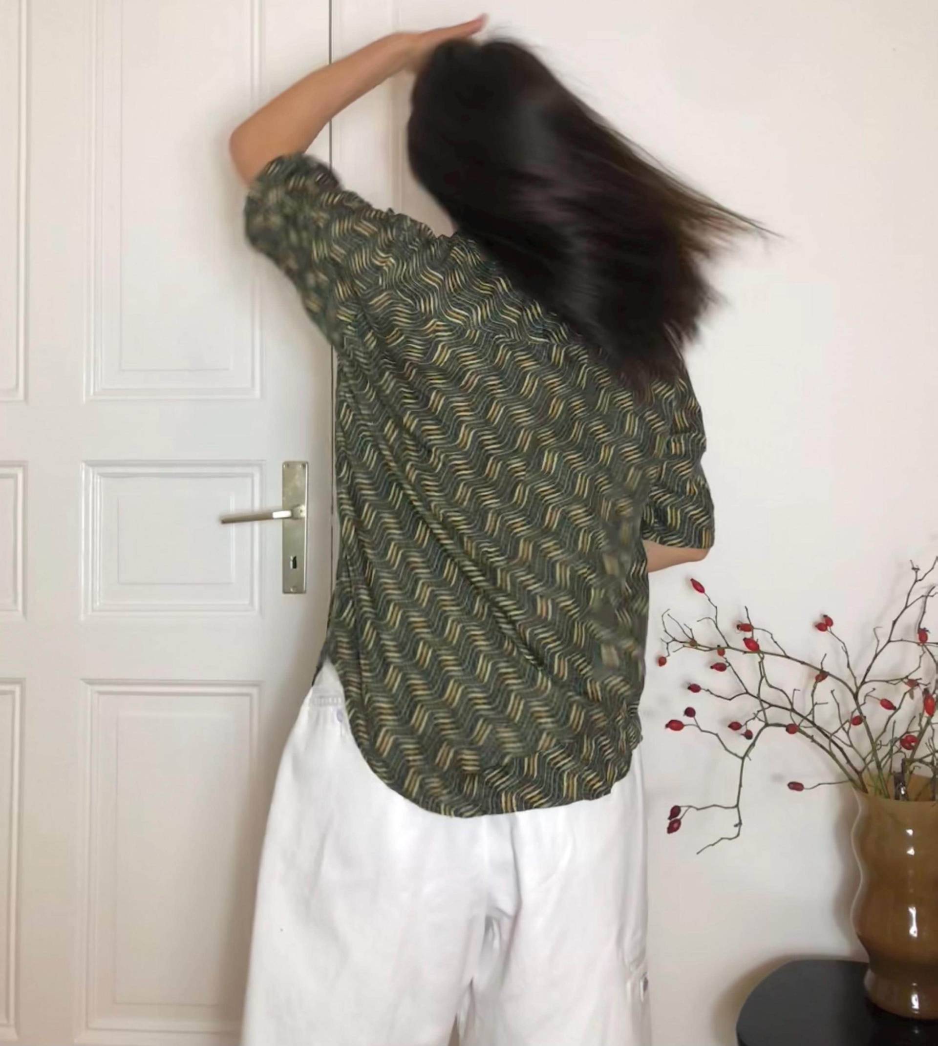 Vintage Reine Seide Shirt, Abstraktes Muster Bluse, Größe M von MothLabVintage